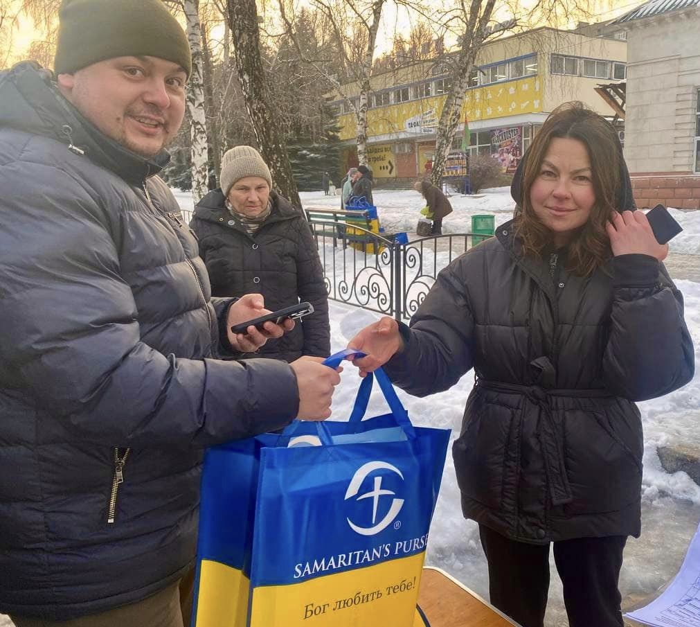 Передали продуктові набори для мешканців Лозової